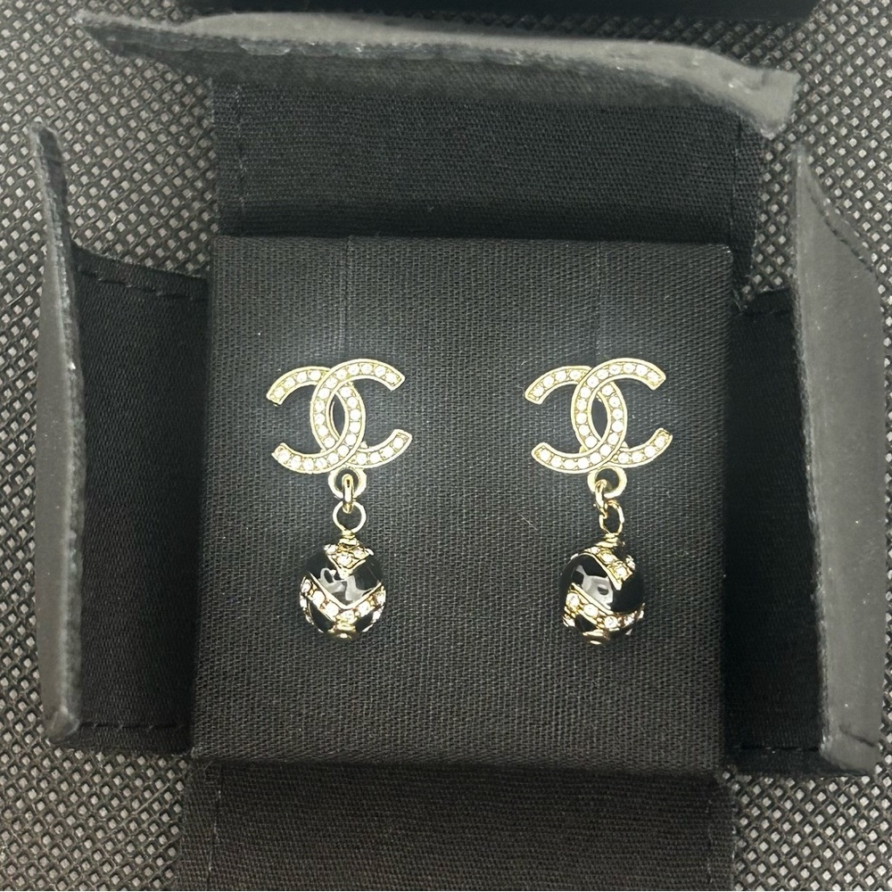 NEW IN BOX CHANEL Swarovski crystal Logo Earrings